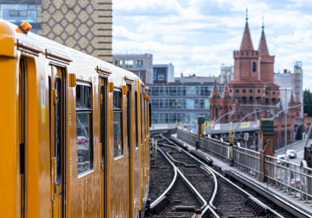 train passing through buildings in city - kreuzberg imagens e fotografias de stock