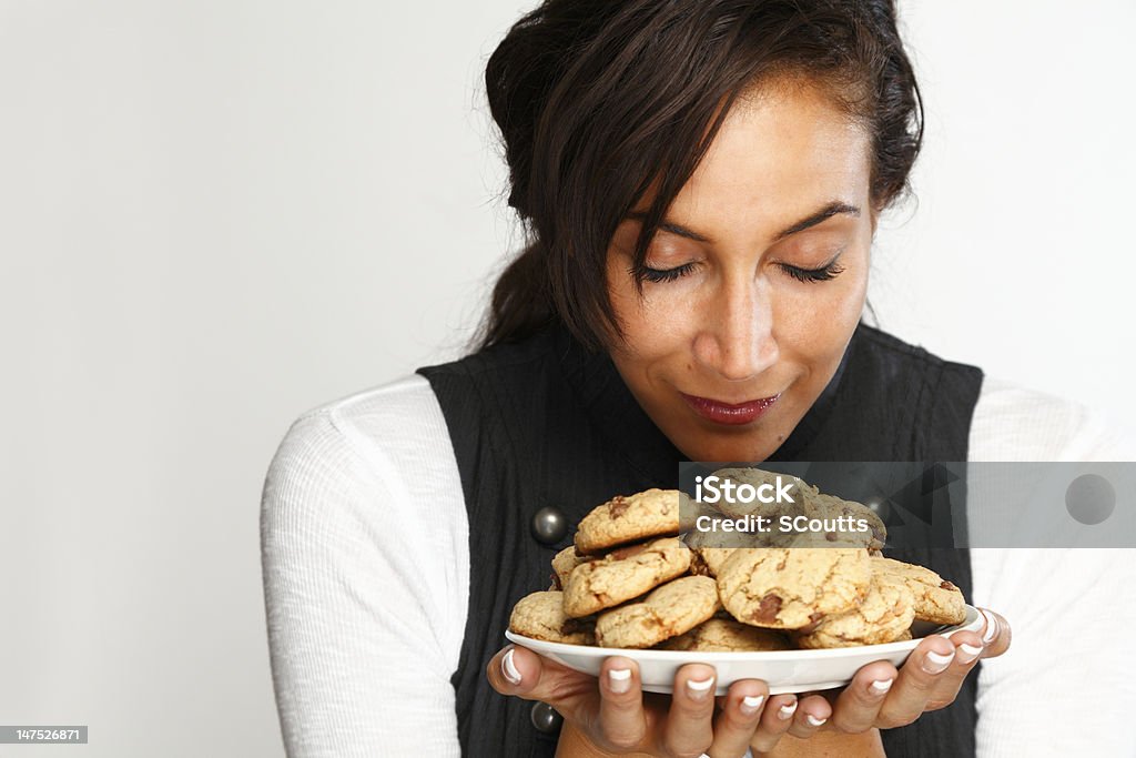 Jovem mulher segurando um prato de Cookies - Foto de stock de Biscoito royalty-free