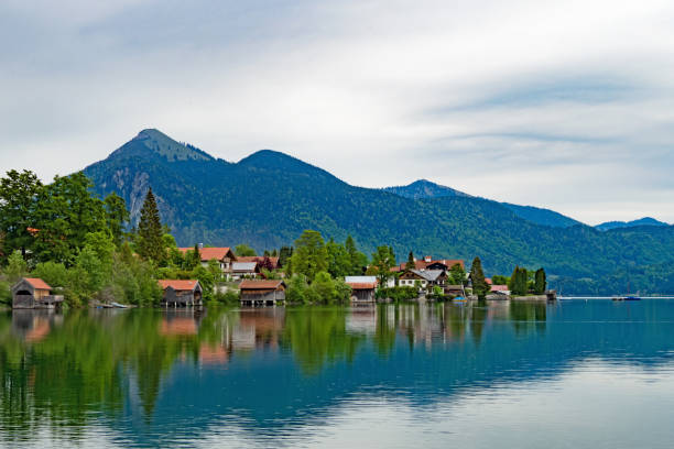 blick auf das dorf walchensee am alpensee walchensee in bayern, deutschland - walchensee lake stock-fotos und bilder