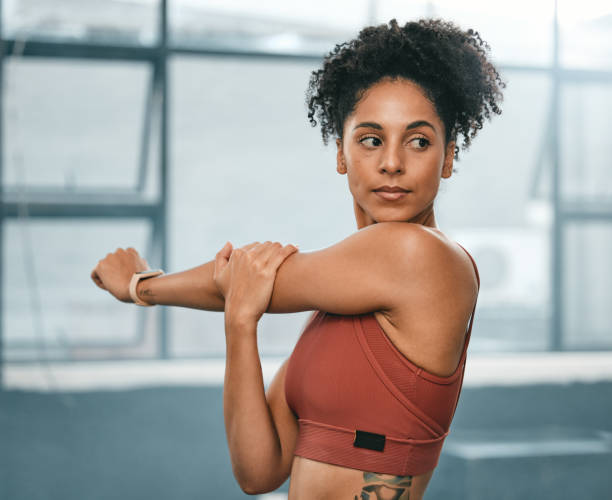 mujer negra, pensamiento y ejercicio estirando los brazos para el entrenamiento físico, el entrenamiento de bienestar o el estilo de vida del corredor de cardio. atleta africano, motivación de calentamiento saludable y visión mental en gimnasio deportiv - brain gym fotografías e imágenes de stock