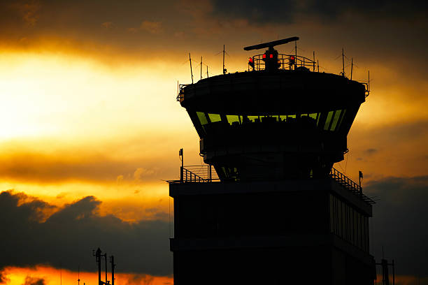 tormenta sobre el aeropuerto - moody sky audio fotografías e imágenes de stock