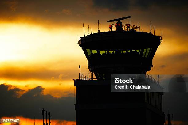 폭풍 위의 공항 항공 교통 관제탑에 대한 스톡 사진 및 기타 이미지 - 항공 교통 관제탑, 감시, 하강