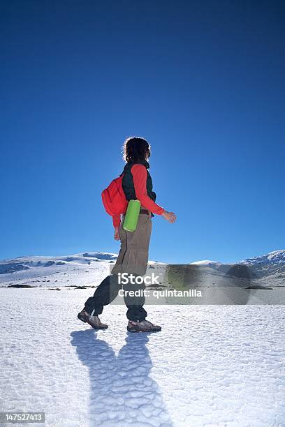 Cara De Mujer Rojo Excursionismo Foto de stock y más banco de imágenes de Actividades recreativas - Actividades recreativas, Adulto, Aire libre