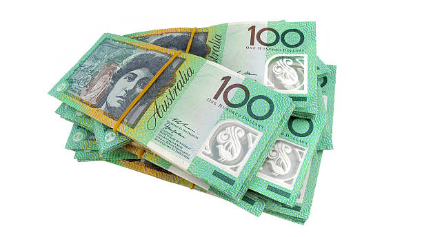 pila di 100 dollari dollaro australiano soldi banconote dollaro - currency stack dollar heap foto e immagini stock