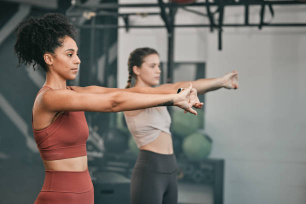 Training, stretching and friends with women in gym for training, workout and exercise. Teamwork, health and personal trainer with girl and muscle warm up for wellness, sports and progress goals entrenamiento, estiramientos y amigos con mujeres en el gimnasio para entrenamiento, entrenamiento y ejercicio. trabajo en equipo, salud y entrenador personal con niña y calentamiento muscular para objetivos de bienestar, deporte y progreso
