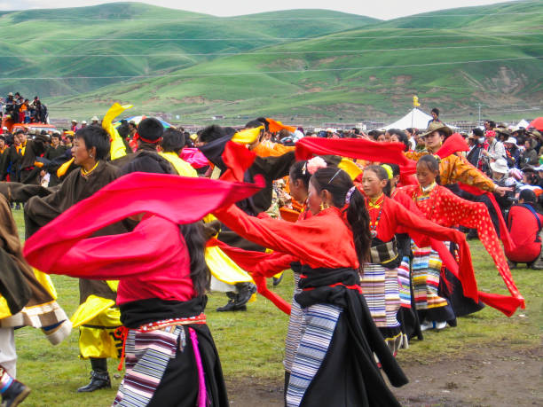 On the stage, dancers in traditional, ethnic costumes danced with dynamic rhythms and smooth movements. Bright red tops matched with white pleated skirts and floral decorations on their heads. The simple background further highlighted the tension of the ethnic dance.