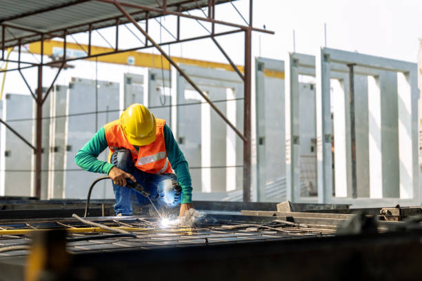 i lavoratori di un cantiere saldano strutture metalliche di lastre prefabbricate in calcestruzzo. - construction worker manufacturing occupation occupation meeting foto e immagini stock