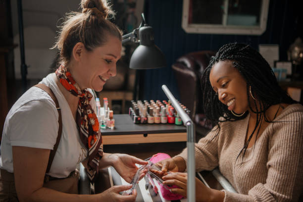 istock Nail salon appointment for black woman 1475289573