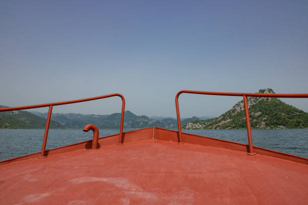 手前のスカダー湖の赤いボート。