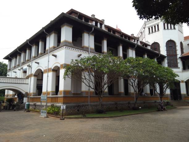 istock Side view of thousand door 1475293559