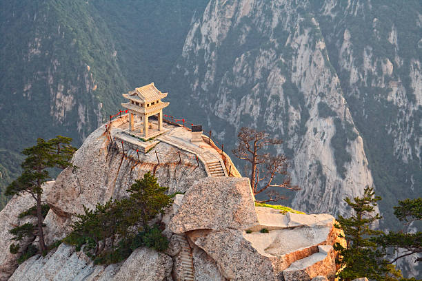 stone-pagode an der east peak der heilige berg huashan - xian stock-fotos und bilder