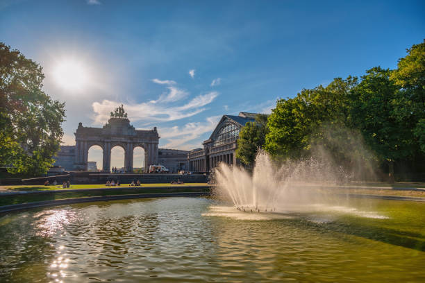 brussels belgium, city skyline at arcade du cinquantenaire of brussels (arc de triomphe) and square de la bouteille - 布魯塞爾 首都區 個照片及圖片檔