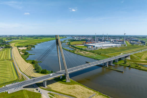 puente de eilandbrug en la carretera n50 sobre el río ijssel vista aérea de drones - netherlands dyke polder aerial view fotografías e imágenes de stock