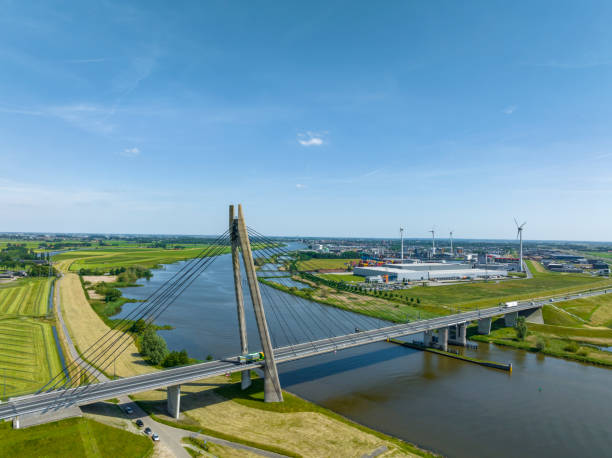 puente de eilandbrug en la carretera n50 sobre el río ijssel vista aérea de drones - netherlands dyke polder aerial view fotografías e imágenes de stock