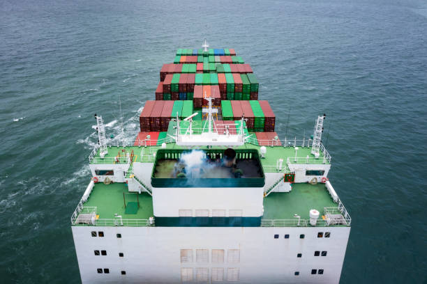 Container ship transporting cargo logistic to import export goods internationally around the world, including Asia Pacific and Europe, business and industry service of goods logistic transportation by container ship in sea concept, Aerial view buque portacontenedores que transporta logística de carga para importar bienes de exportación internacionalmente en todo el mundo, incluidos asia pacífico y europa, servicio comercial e industrial de transporte logístico de mercancías por buque portac