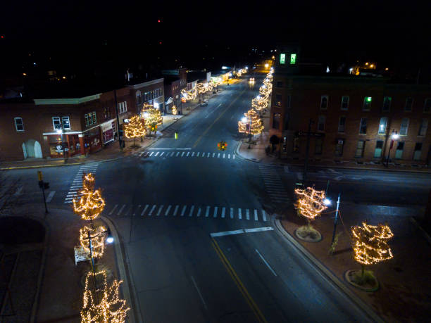istock Christmas lights at night 1475310632