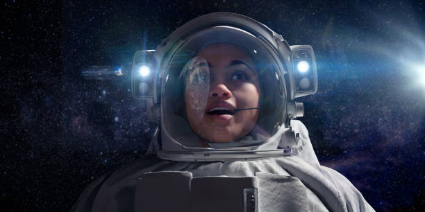 astronautka patrząca na ziemię z kosmosu - astronaut space helmet space helmet zdjęcia i obrazy z banku zdjęć