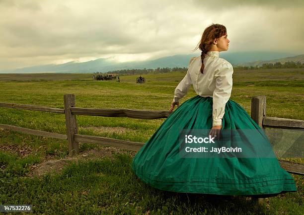 Mujer Joven De Pie En Un Campo Durante La Guerra Civil Foto de stock y más banco de imágenes de Guerra Civil