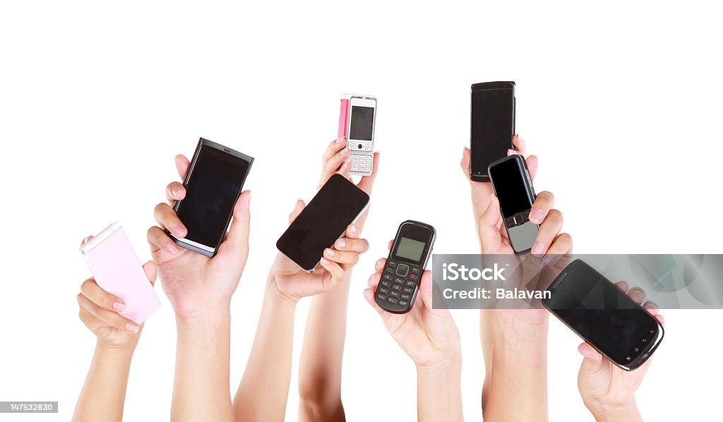 Persone con mobile per la condivisione di rete-XXL - Foto stock royalty-free di Marea di mani