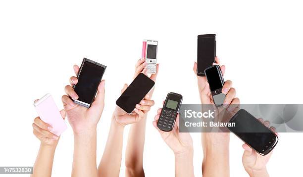 Persone Con Mobile Per La Condivisione Di Retexxl - Fotografie stock e altre immagini di Marea di mani - Marea di mani, Telefono, Telefono cellulare
