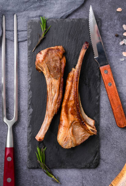 delicadeza fresca chuletas de cordero tomahawk - rack of lamb chop cutlet rosemary fotografías e imágenes de stock