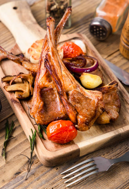 新鮮な珍味トマホークラムチョップ - rack of lamb chop raw meat ストックフォトと画像