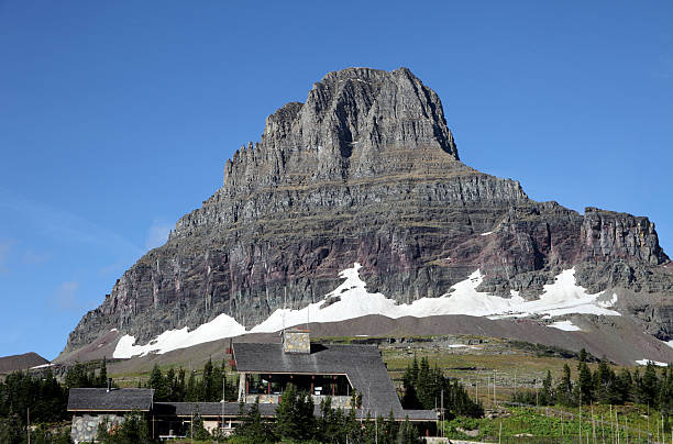 logan pass visitor centre im glacier national park - continental divide trail stock-fotos und bilder