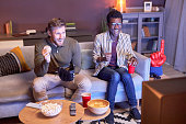 zwei-freunde-schauen-sich-zu-hause-ein-sportspiel-an-und-essen-snacks-mit-blauem-licht.jpg?b=1&s=170x170&k=20&c=aL6li0fr70jUOZvxSFB3Gxi_HVzRfC151HN-8UYivQ0=