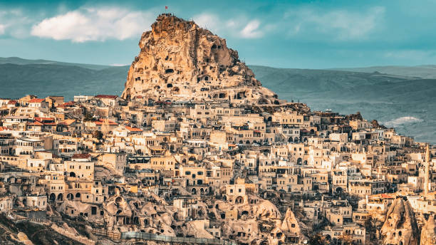 vista aérea de uchisar, vista aérea de capadocia, castillo de uçhisar, lugar famoso de turquía, chimeneas de hadas de formación natural, destino del patrimonio de la unesco, vista aérea de capadocia, región histórica en anatolia central, antiguo as - goreme rural scene sandstone color image fotografías e imágenes de stock