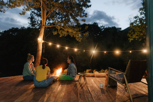 Abend mit Freunden am Lagerfeuer – Foto