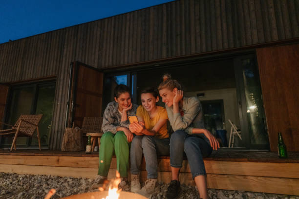 capturando esa noche de verano perfecta - telephone cabin fotografías e imágenes de stock