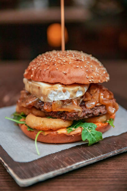 Healthy burger vegan and nonvegan style food dish. Restart burger sets on wooden plate. Meaty juicy burgers with vegetables. Culinary made dish. closeup shot and wide shot. Ham. Unhealthy junk food. hamburguesa saludable vegana y no vegana de estilo alimenticio. reinicie los juegos de hamburguesas en un plato de madera. hamburguesas jugosas y carnosas con verduras. plato culinario. primer plano y plano ancho. jamón. comida chatarra poco saludable.