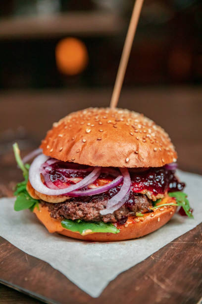 Healthy burger vegan and nonvegan style food dish. Restart burger sets on wooden plate. Meaty juicy burgers with vegetables. Culinary made dish. closeup shot and wide shot. Ham. Unhealthy junk food. hamburguesa saludable vegana y no vegana de estilo alimenticio. reinicie los juegos de hamburguesas en un plato de madera. hamburguesas jugosas y carnosas con verduras. plato culinario. primer plano y plano ancho. jamón. comida chatarra poco saludable.