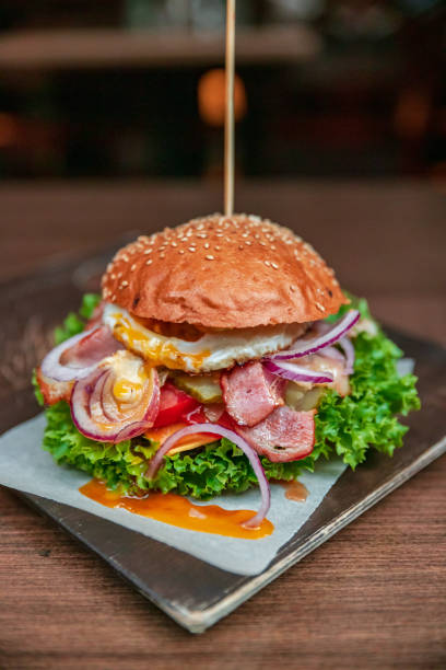 Healthy burger vegan and nonvegan style food dish. Restart burger sets on wooden plate. Meaty juicy burgers with vegetables. Culinary made dish. closeup shot and wide shot. Ham. Unhealthy junk food. hamburguesa saludable vegana y no vegana de estilo alimenticio. reinicie los juegos de hamburguesas en un plato de madera. hamburguesas jugosas y carnosas con verduras. plato culinario. primer plano y plano ancho. jamón. comida chatarra poco saludable.