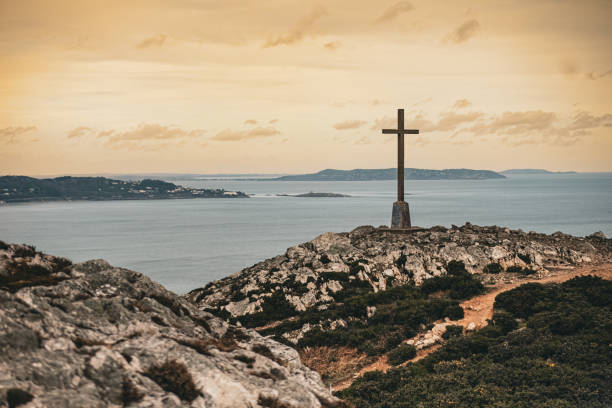 europe irlande sommet de la montagne, paysage de deuil religieux bandeau panoramique de la bannière, vue aérienne de la croix sur une colline, croix en béton au sommet de la montagne, symbole de la croix chrétienne au sommet de la montagne, vue aérien - god landscape majestic cross photos et images de collection