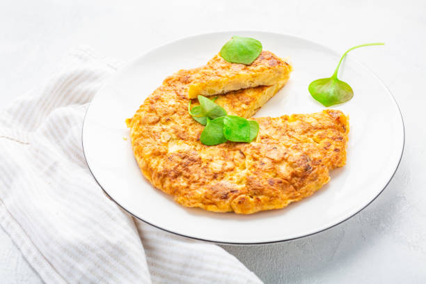 frittata spagnola (tortilla de patatas) con patate e cipolla - tortilla de patatas foto e immagini stock