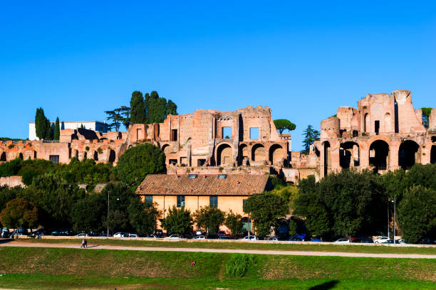 palatine hill in rome italy - imperial italy rome roman forum imagens e fotografias de stock