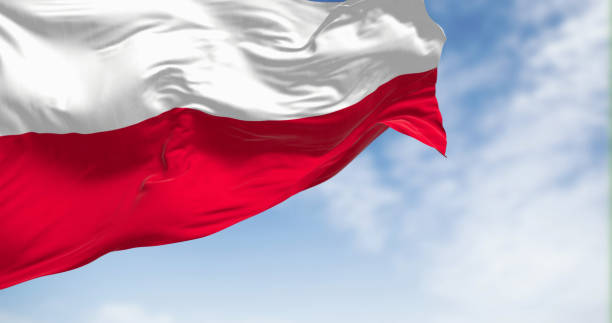 a bandeira nacional da polônia acenando ao vento em um dia claro - polish flag - fotografias e filmes do acervo