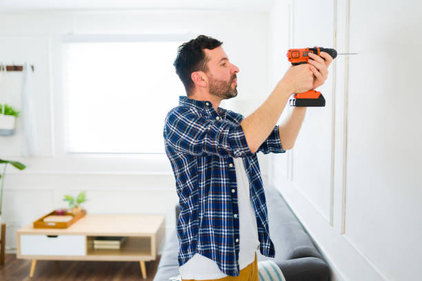istock Handsome man doing repairs at home 1475395015