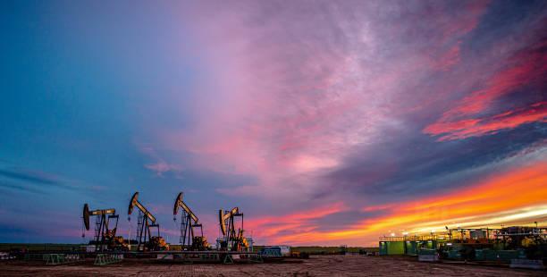 tramonto nel giacimento petrolifero - oil filed foto e immagini stock