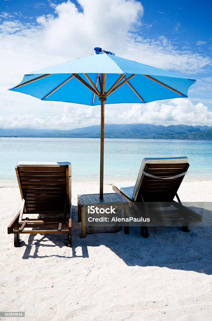 Chaises longues et parasol - Photo de Baie - Eau libre de droits