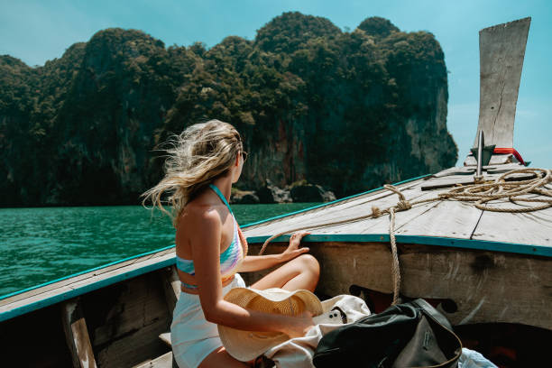 태국 크라비에서 태국 택시 보트를 탄 젊은 백인 여성 - phi phi islands 뉴스 사진 이미지