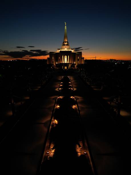 gilbert-tempel in der abenddämmerung - mormonenkirche stock-fotos und bilder