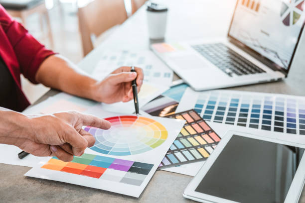 istock Two Graphic designer Brainstorming Meeting and drawing on graphics tablet at workplace 1475429551