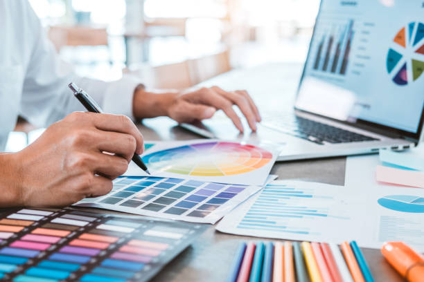 istock Two Graphic designer Brainstorming Meeting and drawing on graphics tablet at workplace 1475429560