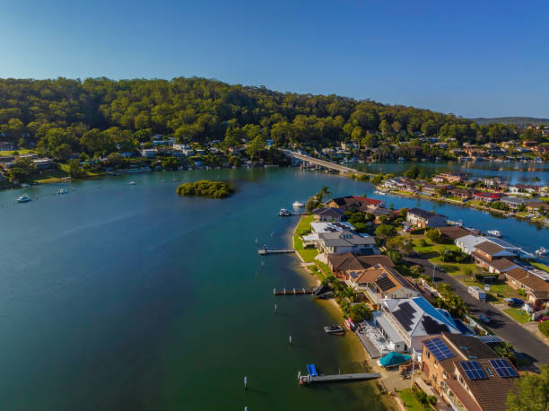 malerische ausblicke auf die bucht, das wasser und die umliegenden berge und vororte - australia new south wales aerial view landscape stock-fotos und bilder