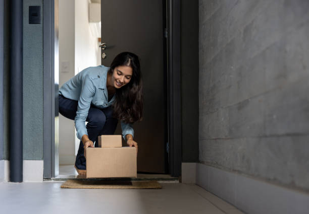 wanita bahagia di rumah menerima beberapa paket melalui pos - home delivery potret stok, foto, & gambar bebas royalti