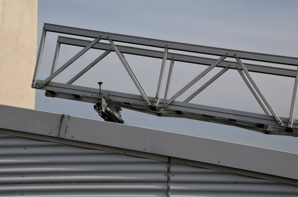 aluminium-fußgängerbrücke zum waschen von fenstern über dem oberlicht. vereinfacht das waschen von großen gewächshäusern und galerien mit deckenfenstern. die leiter kann über die schienen bewegt werden, blauer himmel, kelle - architecture roof aluminum sheet industry stock-fotos und bilder