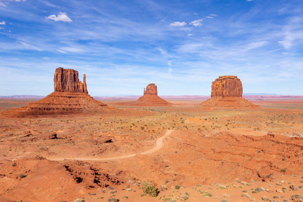 scenic view to the butte in monument valley, usa - monument valley bildbanksfoton och bilder