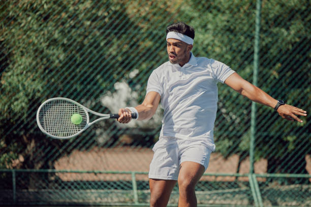 테니스 선수 또는 스포츠 코트 훈련, 경기 또는 게임 경쟁, 운동 또는 신체 피트니스 목표에서 공을 치는 남자. 젊은 인도인 또는 운동 선수, 라켓 장비 및 운동 건강 봉사 - tennis serving men court 뉴스 사진 이미지